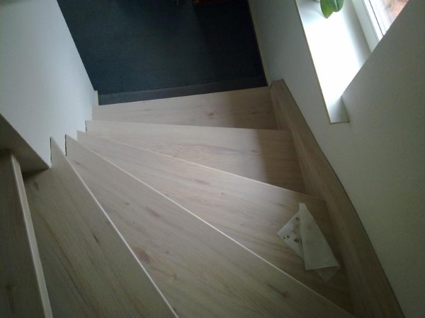 Offene Treppe in hellen Nussbaum